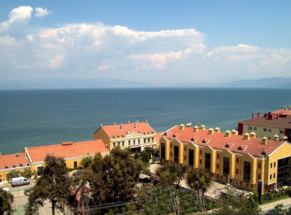 Montania Town Hotel Mudanya Eksteriør billede