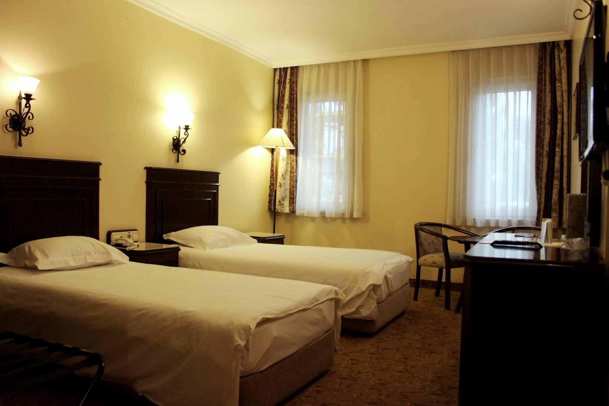 Montania Town Hotel Mudanya Eksteriør billede